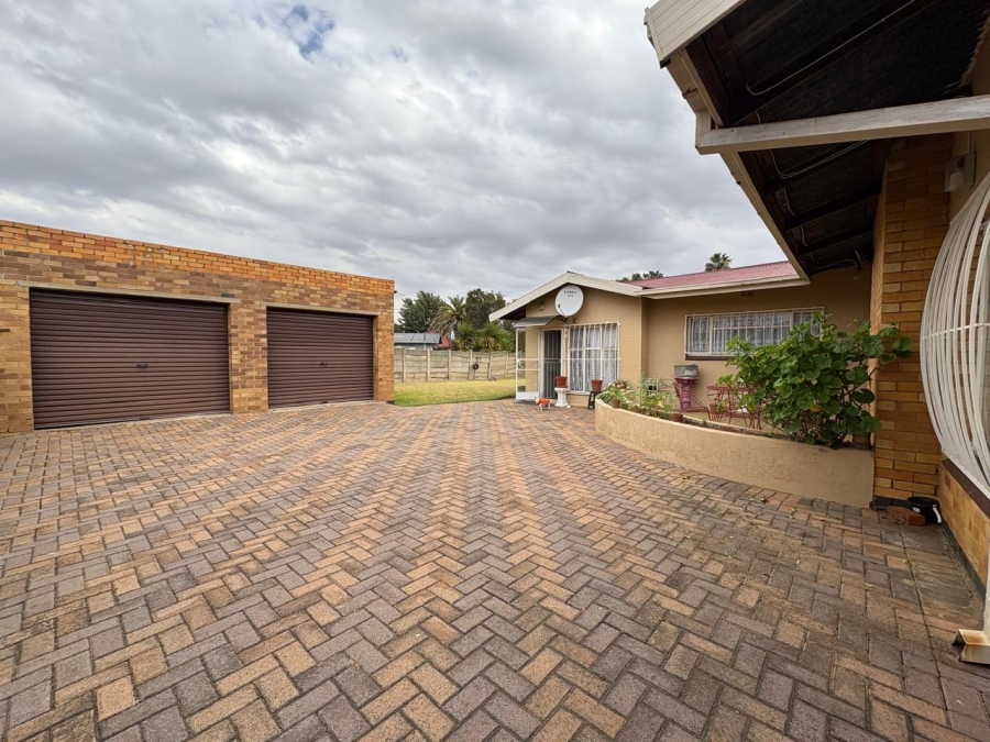 4 Bedroom Property for Sale in Naudeville Free State